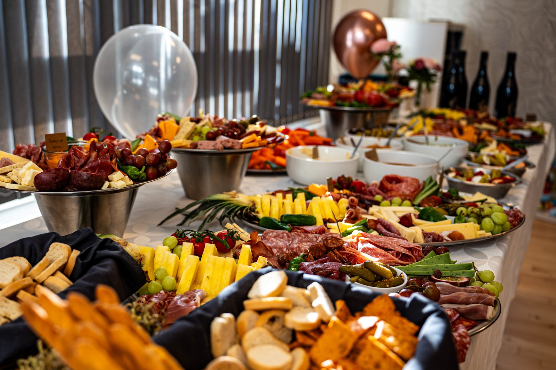 Tapas bord med frugt, ost, spegepølse og brød